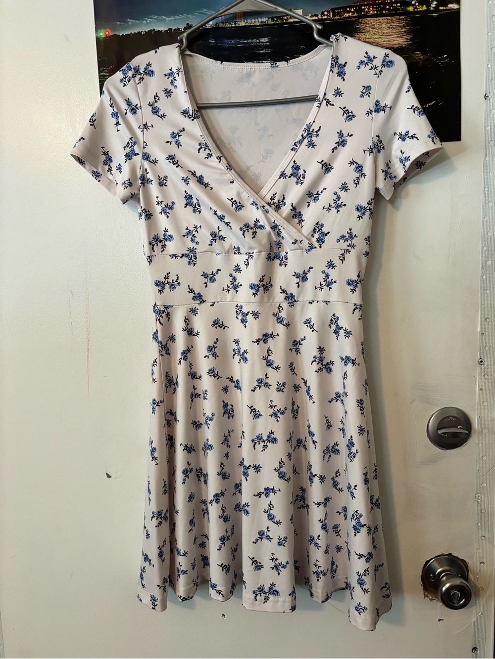 Women’s XS Blue White Floral Dress Faux Wrap V Neck Fit & Flare Short Sleeve